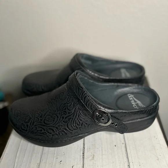 Dansko Black Embossed Leather Clogs Sz 39 EU 8.5-9 US - Picture 2 of 6